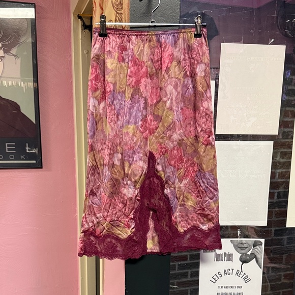 Dresses & Skirts - Vintage Floral Slip/Midi Skirt with Lace Trim